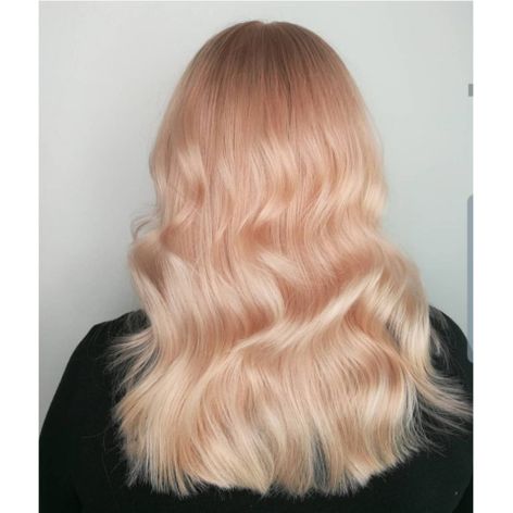 Hennon vaaleanpunaiseksi värjätyt hiukset